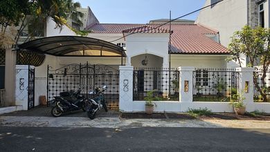 Rumah Mewah di Kebayoran Baru, Jakarta Selatan, 5 Kamar Tidur, LT 369m²