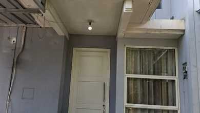 Disewakan Cepat Rumah Cantik dengan Lahan Luas 102 m2 Daerah Suvarna Sutera