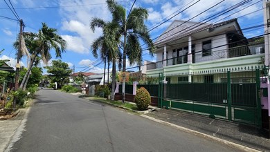 Rumah Bonus Kavling, Dekat RS Ukrida, Sekolah Bina Bangsa School, Pasar Musyawarah, Universitas Esa Unggul, Mall Central Park & Taman Anggrek, Dijual Cepat Rumah Besar Komplek Tosiga Kebon Jeruk Samping Tol Tomang Jakarta Barat.