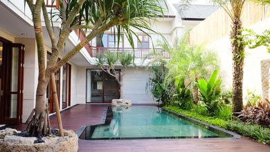 Jual Rumah Megah Luas 420 m2 Area Umalas, Badung