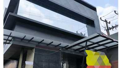 Ruang Usaha Lokasi Sangat Strategis di Kemang Unfurnished