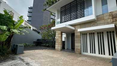 Rumah Mewah di Kawasan Wiyung, Surabaya, LB 450m², Harga 7,5 Miliar