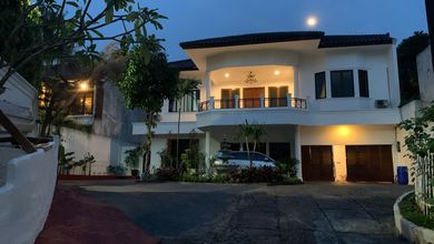 Rumah Modern LT 1000 Jual area Kemang, Jakarta Selatan