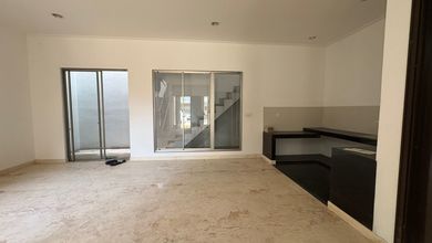 Disewakan Cepat Rumah Cantik dengan Tanah Luas 120 m2 Daerah Pantai Indah Kapuk
