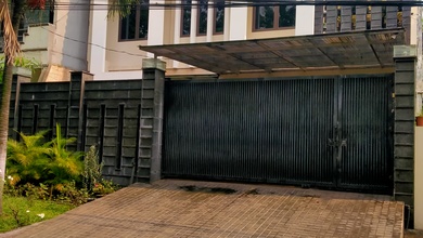 Jual Rumah Cantik Luas 241 m2 di Kebon Jeruk, Jakarta Barat