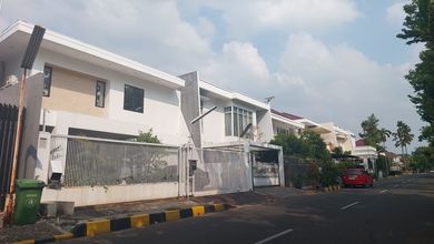 Rumah Mewah Luas 300 m2, di Kebon Jeruk, Jakarta Barat