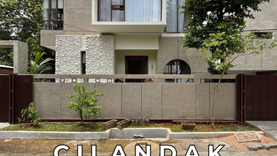 Rumah Modern Tropis Kontemporer Dalam Komplek CIlandak