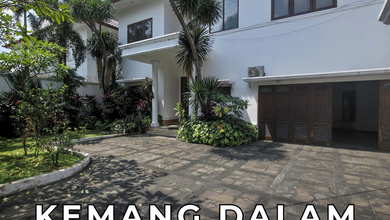 Rumah Klasik Taman Luas Dan Bebas Banjir Di Area Kemang Dalam