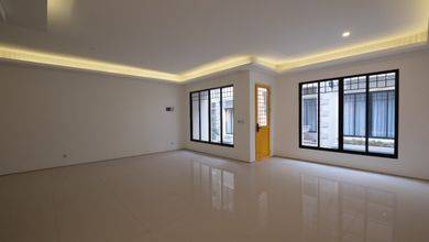 Rumah Mewah LT 76 m2, di Setra Duta, Bandung