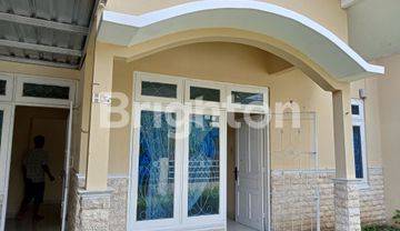 Mau kontrak rumah di dalam perumahan dengan one gate system?  Rumah ini jawabannya juga bisa bawa pet nya.