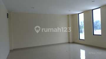 Gedung Kantor  Dengan Parkir Luas di Jombang Bintaro