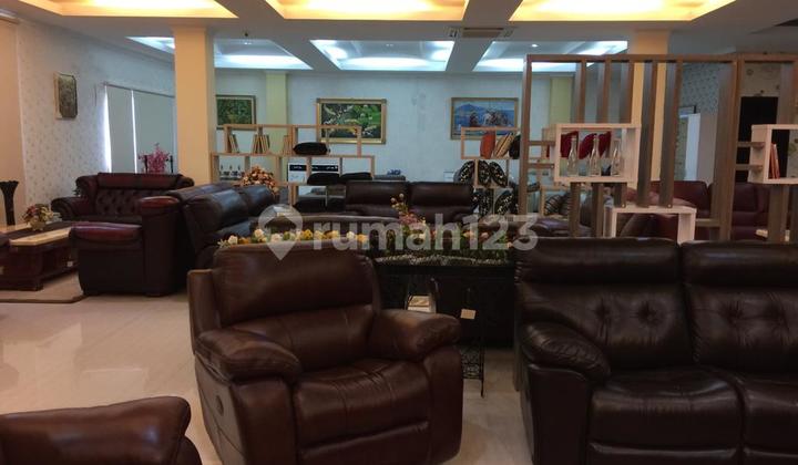 Bangunan usaha 4 lt ex Showroom furniture di Jl Husein Sastranegara Rawa Bokor 4