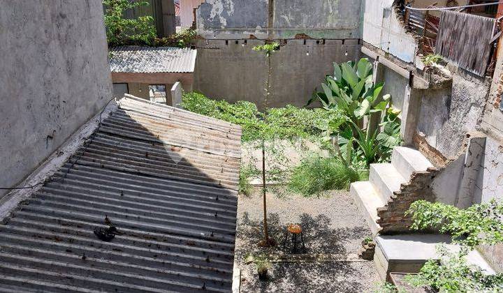 Gedung Di Jalan Sederhana 12