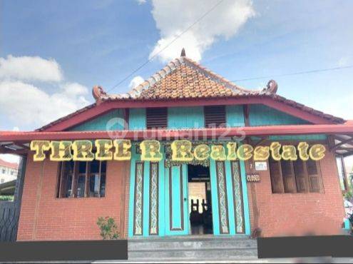 Cafe pinggir jalan dikelilingi banyak rumah kost  1