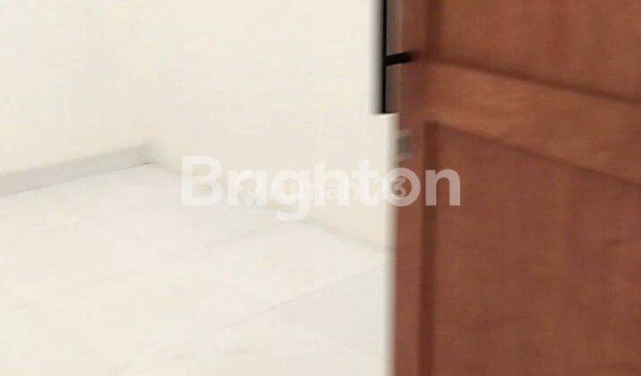 Ruko 3 lantai pinggir jalan view depan taman BKT 5