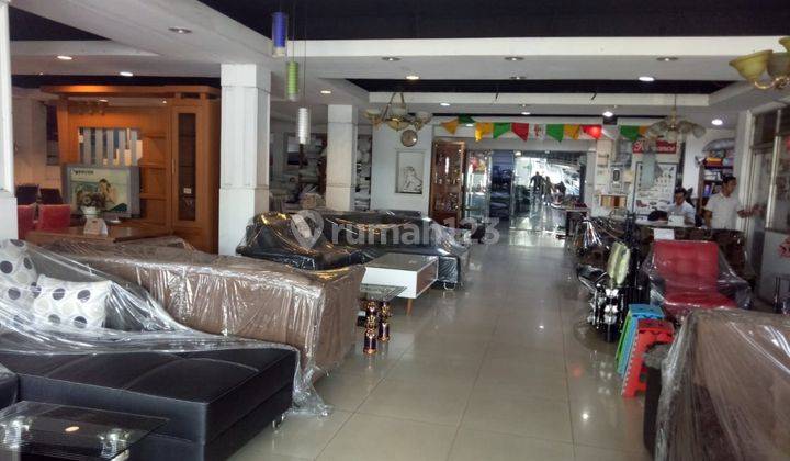 Gedung Pinggir Jalan Di Daerah Taman Sari, Jakarta Barat 1