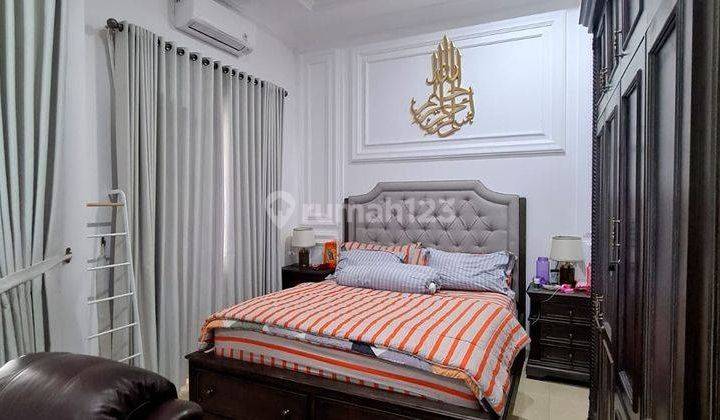 Tebet Timur, Rumah Mewah 2 Lantai, Relatif Masih Baru, Tepat Depan Taman
