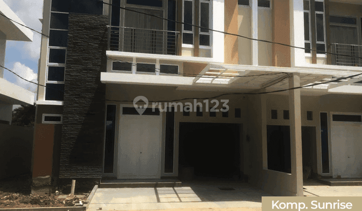 Rumah Mewah 2 Tingkat Dengan Lokasi Strategis 1