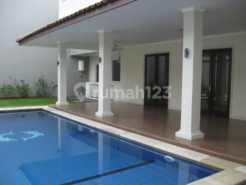Rumah Bagus dan Terawat di Jl. Kemang Timur V, Jakarta Selatan ST-R347 20