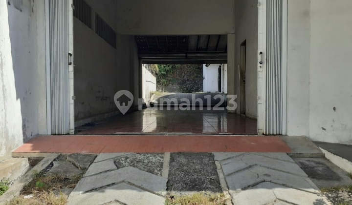 Rumah besar luas di jalan raya 5