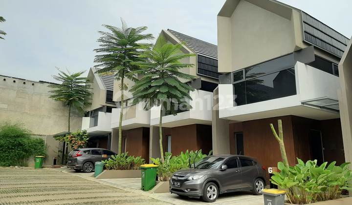Rumah dengan Kolam Renang Dijual di Taman Mini, Jakarta Timur | Terbaru